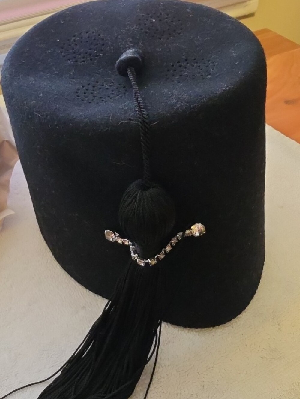 Vintage Publish Black Fez Hat with Multicolor Embroidered Star Patch With Box - Picture 4 of 8